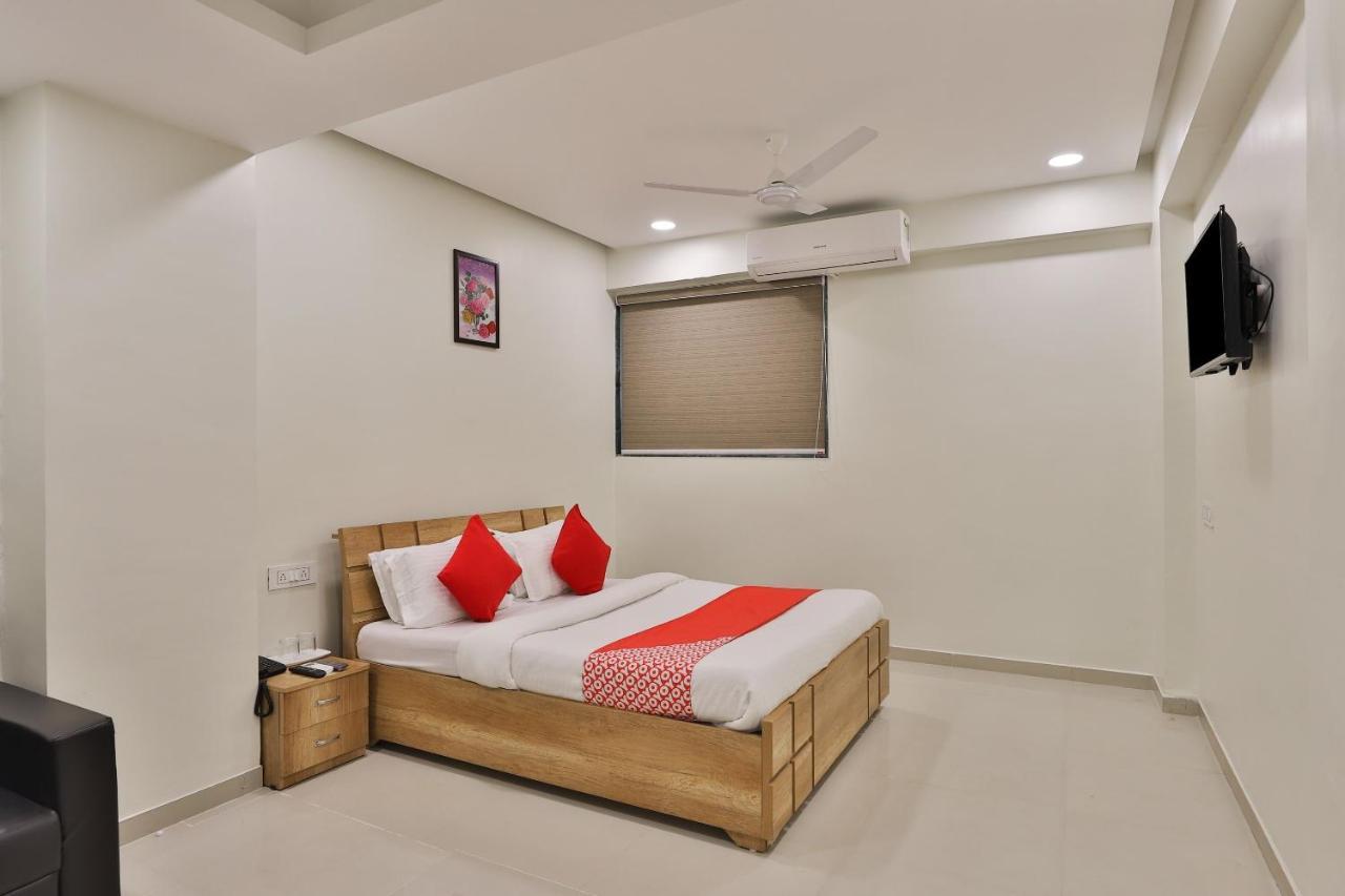 Collection O 12462 Hotel Shiv Inn Gandhinagar Ngoại thất bức ảnh