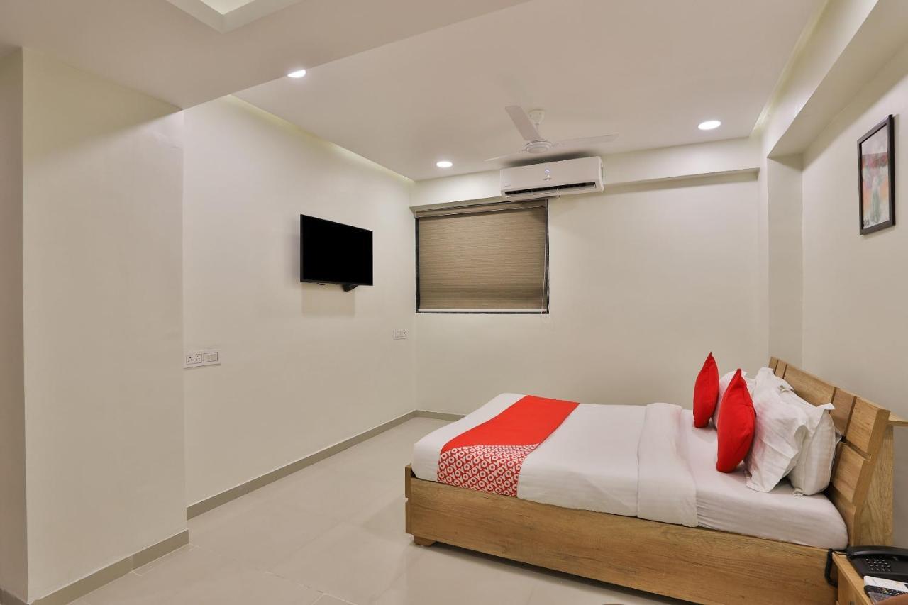Collection O 12462 Hotel Shiv Inn Gandhinagar Ngoại thất bức ảnh